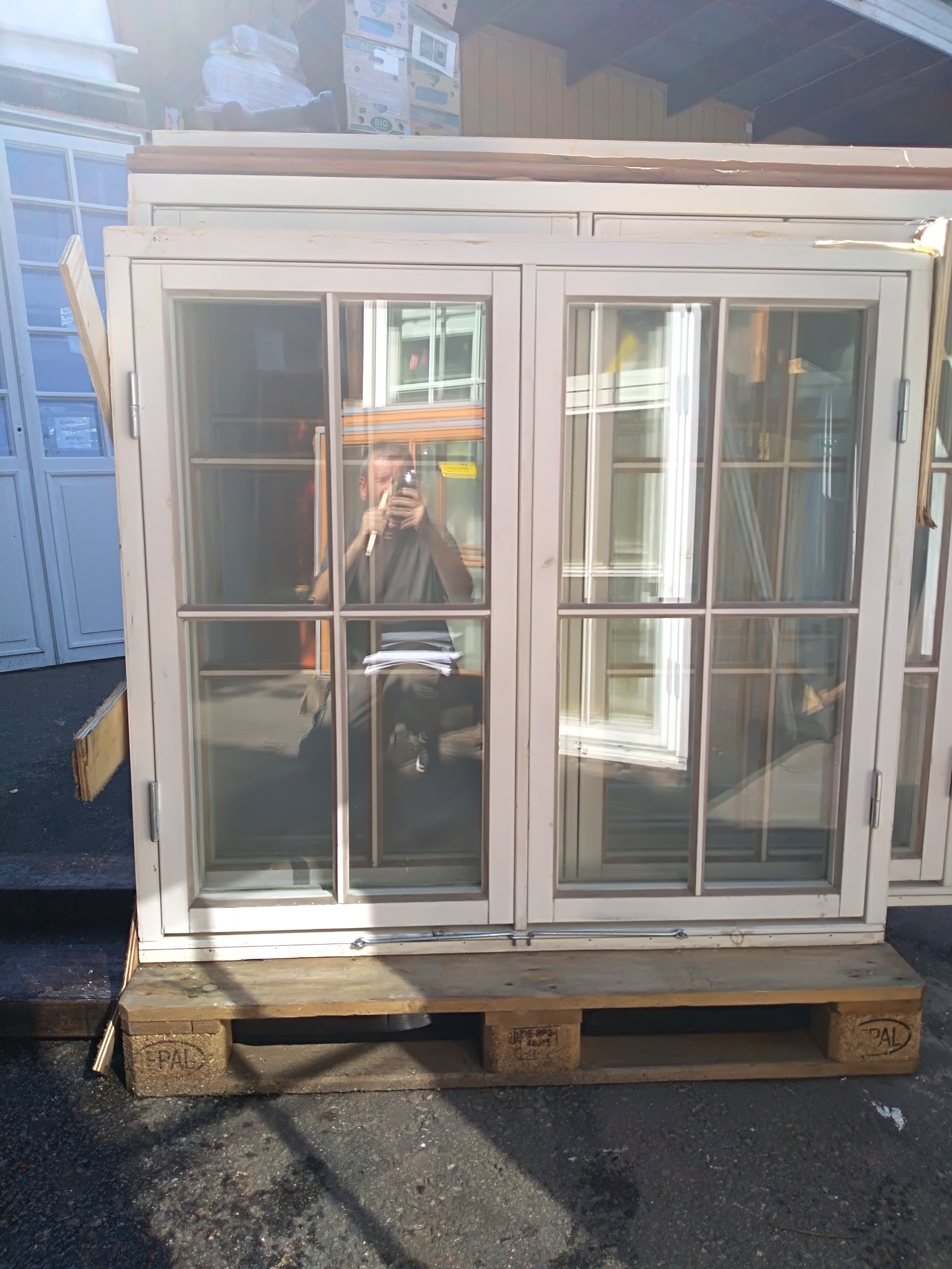 Fönster med karm 120cmX110cm, finns i Nacka