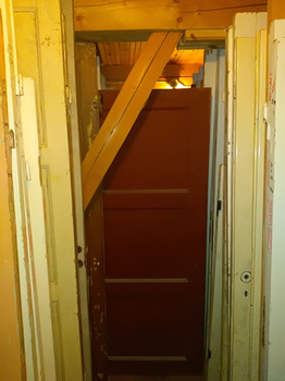 Enkeldörr 83cmX187cm finns i Överjärva