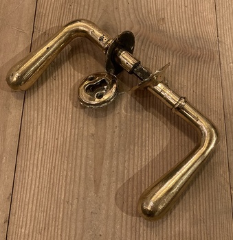 Begagnat dörrhandtag messing