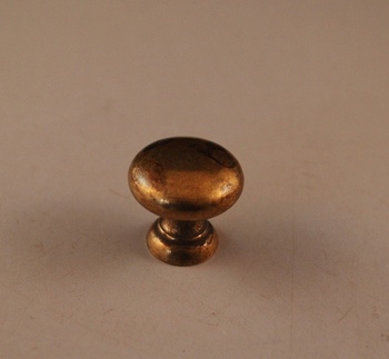 Liten knopp i antikbehandlad mässing. 20 mm