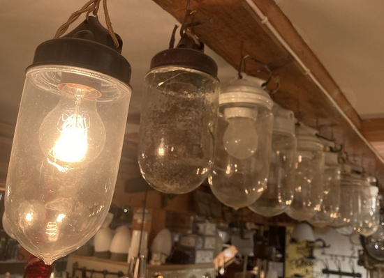 Gamla lampor med munblåsta glaskupor, Överjärva