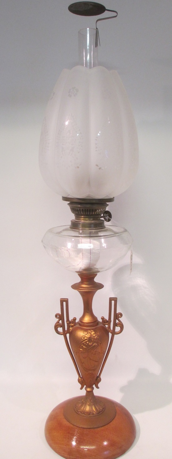 Fotogenlampa med frostad kupa