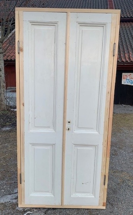 Dubbeldörrar 100 x 210 cm, finns på Överjärva