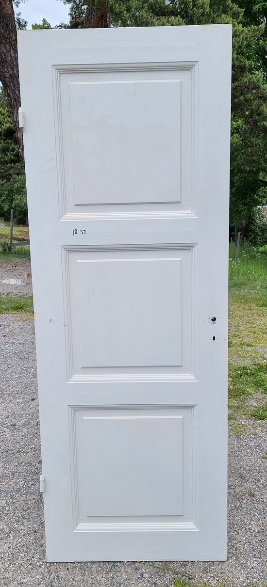 Enkeldörrar  77  x 213 cm, finns på Överjärva
