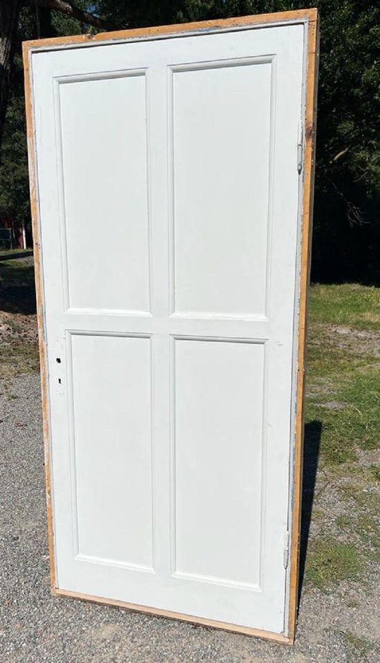 Enkeldörrar med karm, 98 x 209 cm, finns på Överjärva