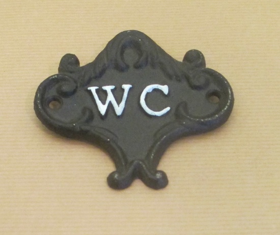 Gjutjärnsskylt: WC, liten