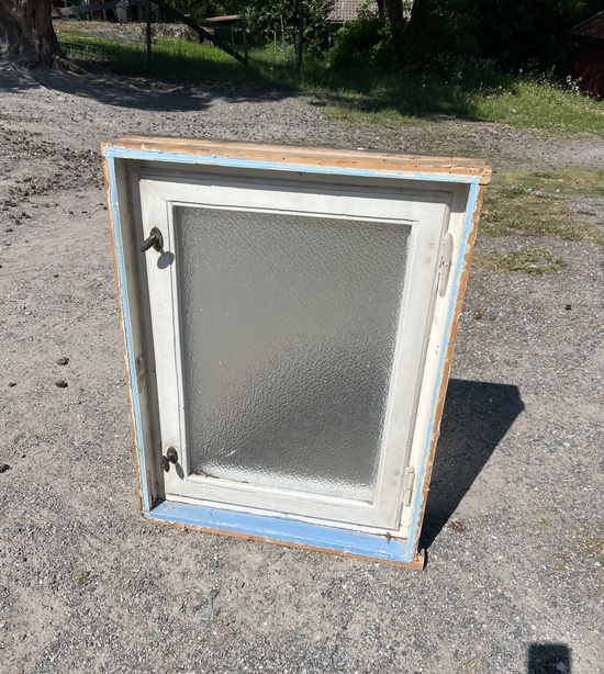 Fönster 84,5x64,5 cm, Finns på Överjärva