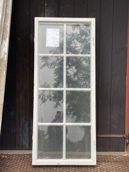 Fönster 64 x 150 cm, finns på Överjärva