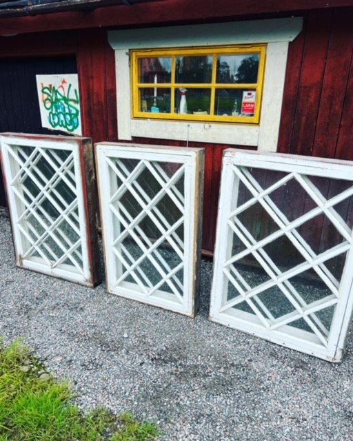 Fönster med karm 83 x 113 cm, finns på Överjärva