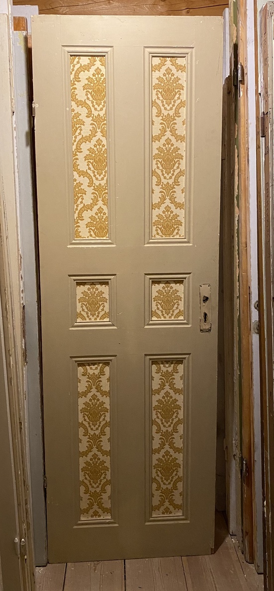Dörr 64  x 197 cm, finns i Överjärva