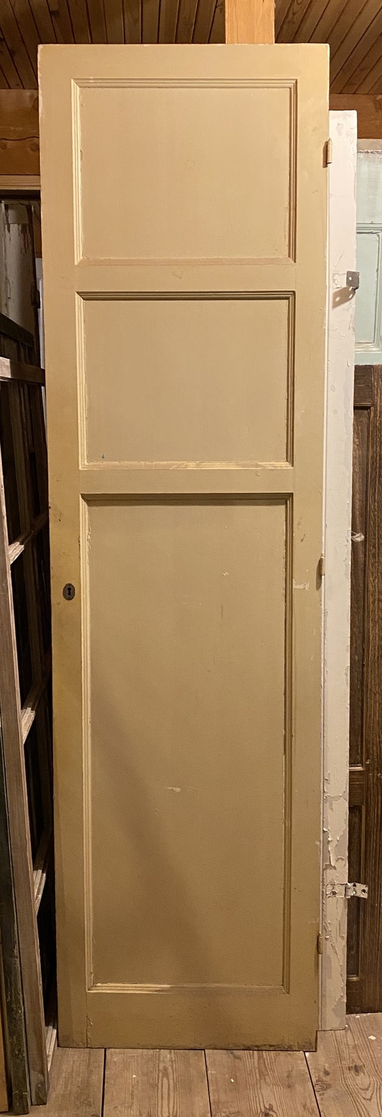 Enkeldörr 57 x 212 cm, finns på Överjärva
