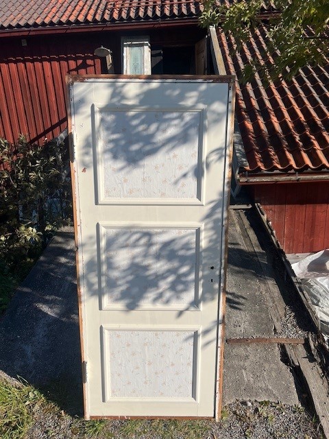 Dörr 87 x 207 cm, finns i Överjärva