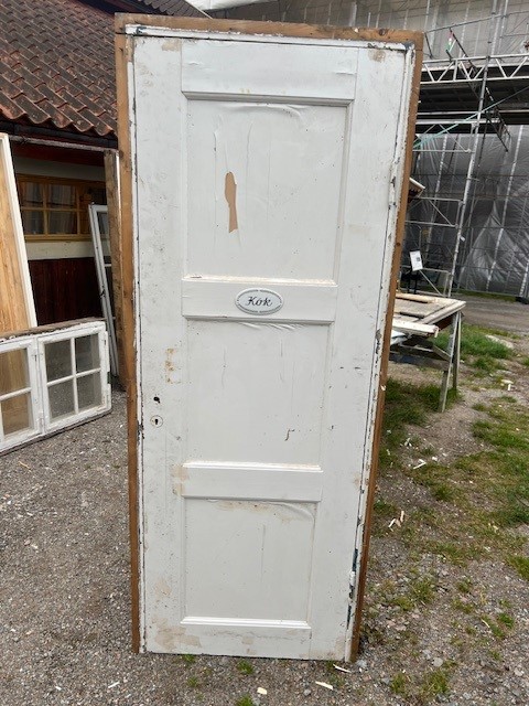 Dörr 83 x 207 cm, finns i Överjärva