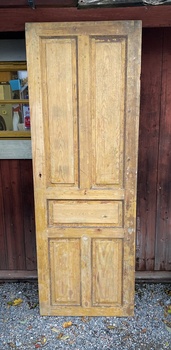 Dörr 67 x 192 cm, finns på Överjärva