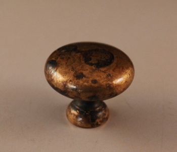 Knopp i antik behandlad mässing. 40 mm