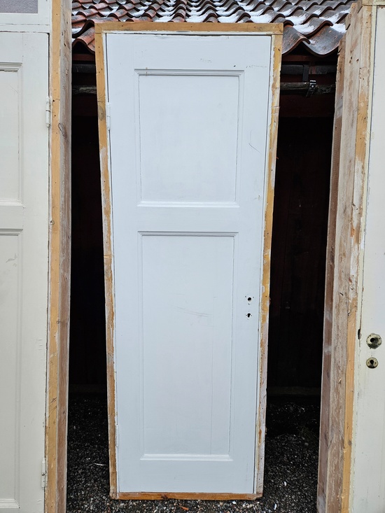 Enkeldörr med karm, 77x220cm, finns på Överjärva