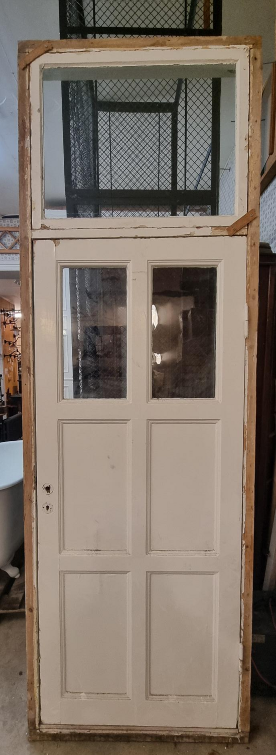 Enkeldörr med glas och karm och överfönster