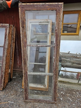 Fönster med karm, 62x168, finns på Överjärva