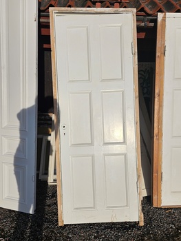 Enkeldörr med karm, 88x220, finns på Överjärva