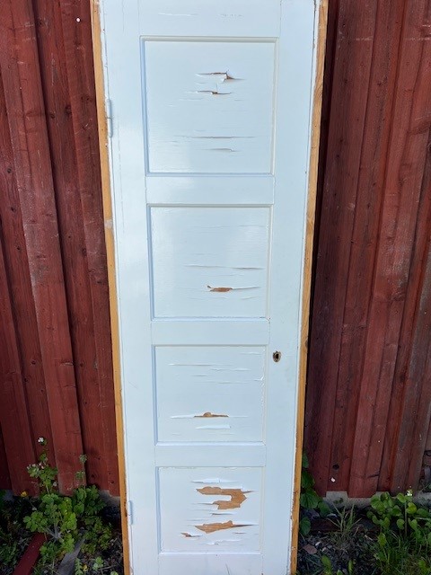 Enkeldörr med karm, 67x210cm, finns på Överjärva