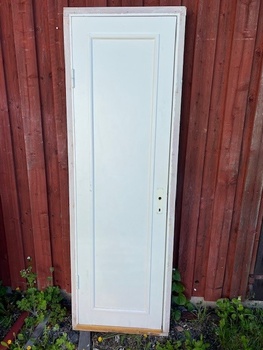 Enkeldörr med karm, 70x215cm, finns på Överjärva