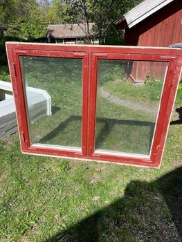 Fönster med karm, 130x100, finns på Överjärva
