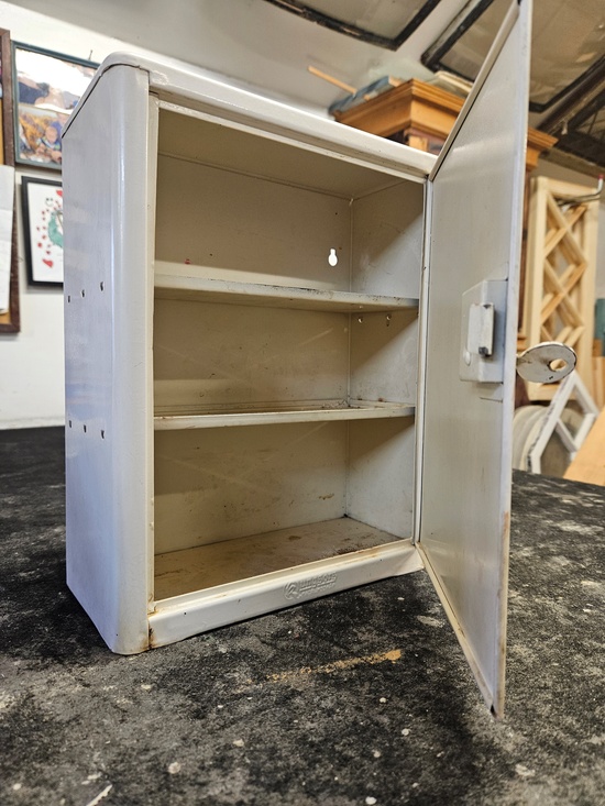 Badrumsskåp, väggskåp, 24,5x11,5x30,5, finns på Överjärva