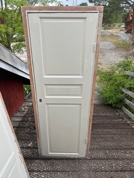 Enkeldörr med karm, 72x191, finns på Överjärva.