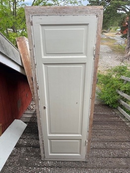 Enkeldörr med karm, 73x205, finns på Överjärva.
