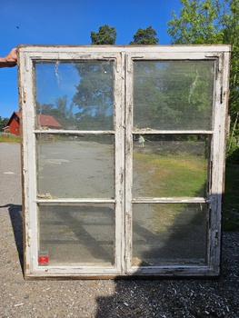 Fönster med karm, 132x152, finns på Överjärva