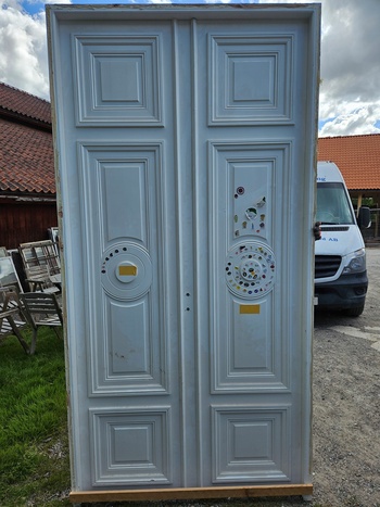 Pardörr med karm utan tröskel, 128x215, finns på Överjärva.
