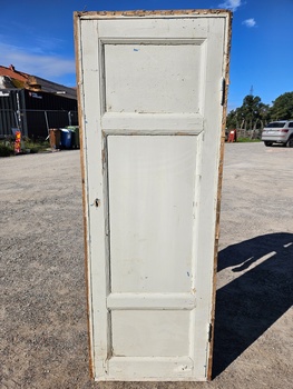 Enkeldörr med karm, 68x188, finns på Överjärva Byggnadsvård.