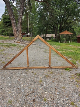 Trekantigt fönster, 71,5x170, finns på Överjärva byggnadsvård