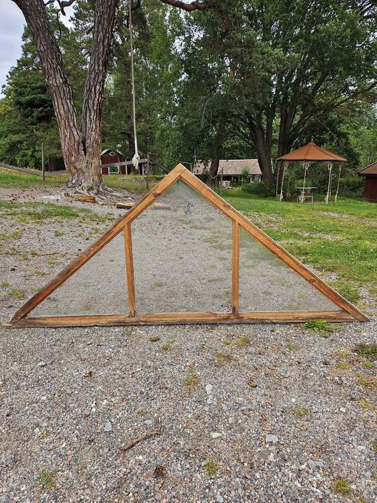 Trekantigt fönster, 71,5x170, finns på Överjärva byggnadsvård