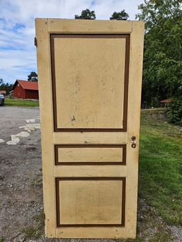 Enkeldörr. 82,5x185, finns på Överjärva byggnadsvård