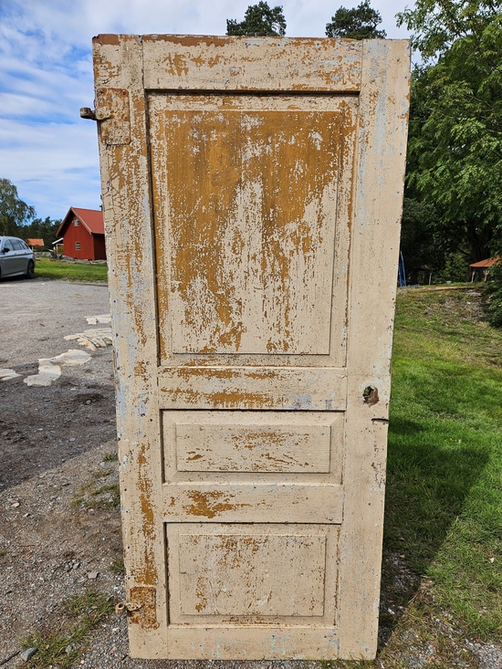 Enkeldörr, 77x175, finns på Överjärva byggnadsvård
