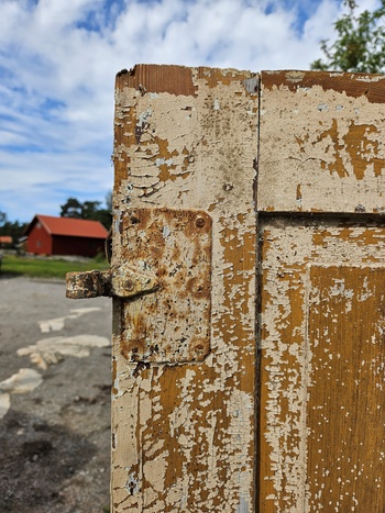 Enkeldörr, 77x175, finns på Överjärva byggnadsvård