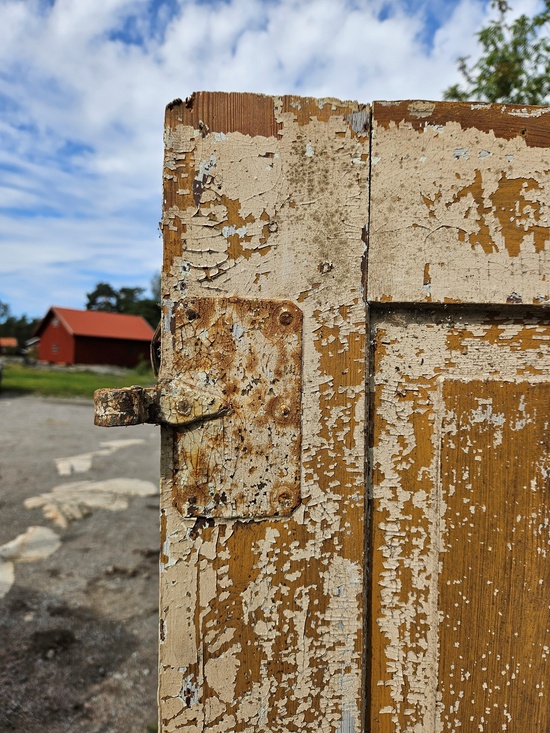 Enkeldörr, 77x175, finns på Överjärva byggnadsvård