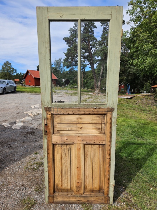 Enkeldörr med glas, 80x210, finns på Överjärva byggnadsvård