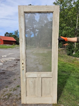 Enkeldörr med glas, 83x216, finns på Överjärva byggnadsvård