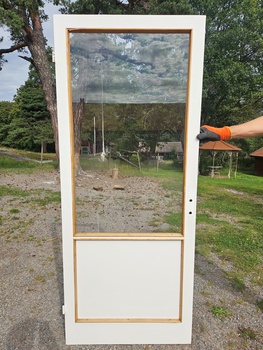 Enkeldörr, funkis, 82x200, finns på Överjärva byggnadsvård