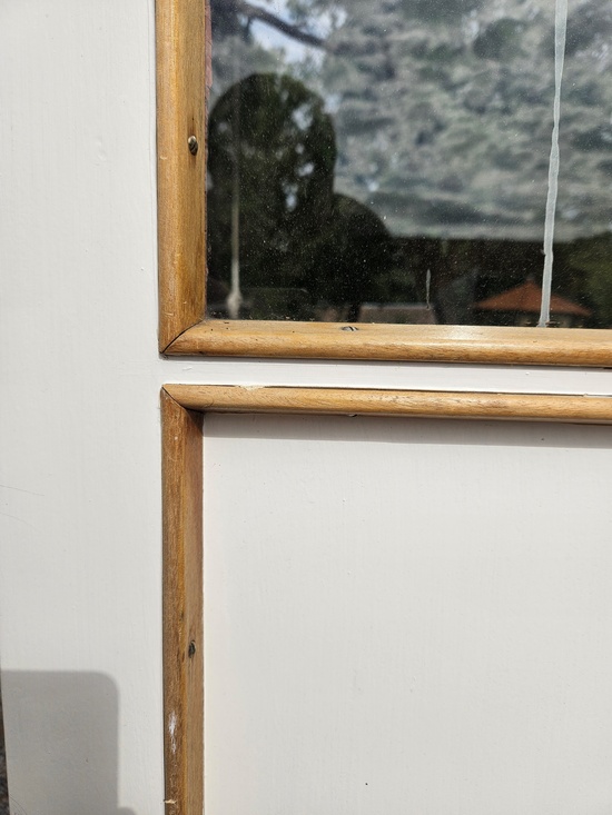 Enkeldörr, funkis, 82x200, finns på Överjärva byggnadsvård