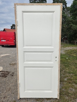 Enkeldörr med karm, 99x220, finns på Överjärva byggnadsvård