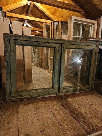 Fönster med karm, 110x65, finns på Överjärva