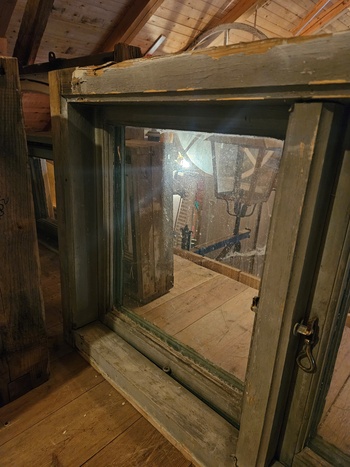 Fönster med karm, 110x65, finns på Överjärva