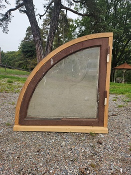 Fönster med karm, 63x63, finns på Överjärva byggnadsvård