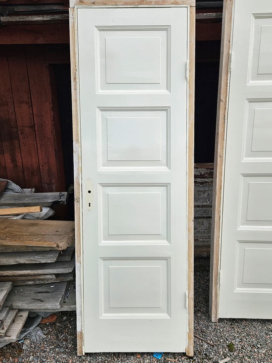 Enkeldörr med karm, 74x217, finns på Överjärva byggnadsvård