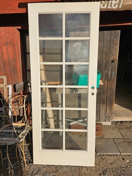 Enkeldörr med glas, 83x205, finns på Överjärva byggnadsvård