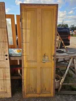 Enkeldörr, 77x210, finns på Överjärva byggnadsvård