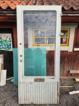 Enkeldörr med glas, 95x220, finns på Överjärva byggnadsvård